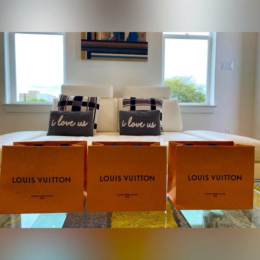 Authentic LV Paper Shopping Bag

Measurements 8.75x 8.75” x 7”